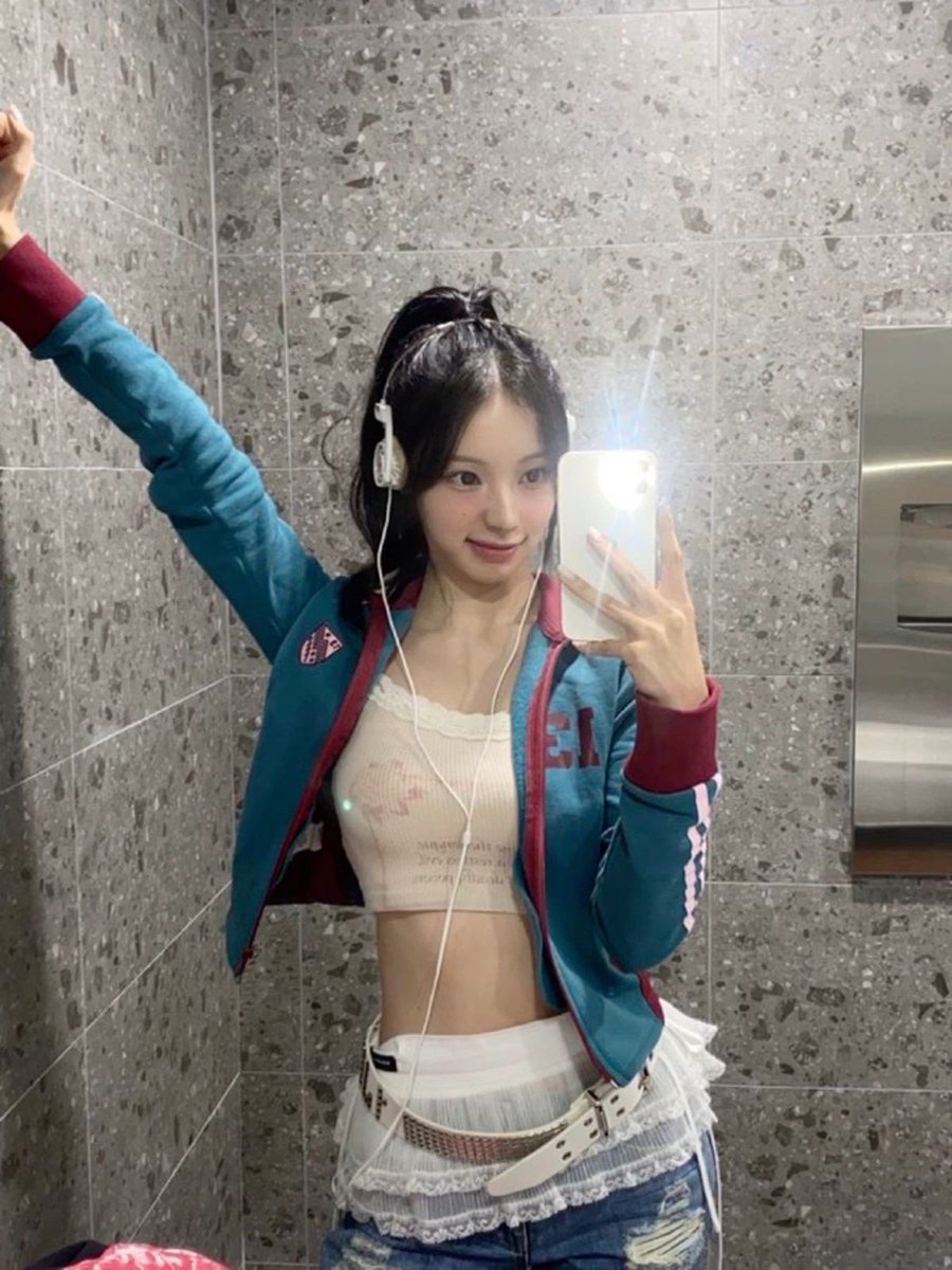 enoed71's tweet photo. 원이의 롯데리아 벽지언니 시리즈가 영원히 계속되길.... https://t.co/DCSuPYbYSU