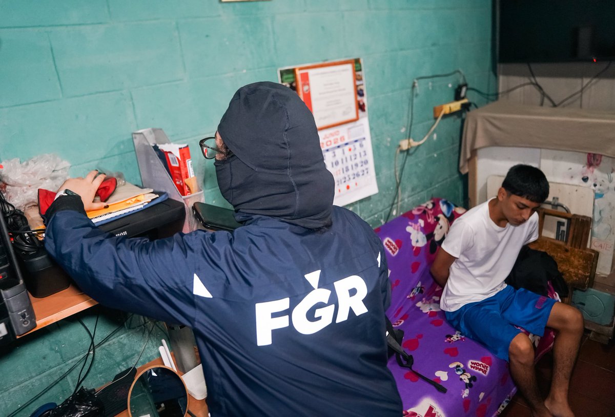 FGR_SV's tweet photo. #CombateAPandillas | Esta madrugada, la @FGR_SV y @PNCSV ejecutaron un operativo en San Salvador Centro, contra pandilleros de la MS-13 que operaban en diferentes zonas de los distritos de Cuscatancingo, Ciudad Delgado y Mejicanos.

Las investigaciones los vinculan a reuniones ilícitas y a la realización de señas alusivas a la pandilla, se han determinado que se dedicaban al traslado, resguardo y venta de droga, además de reclutar a menores de edad para que formaran parte de la organización criminal, quienes también han sido capturados.