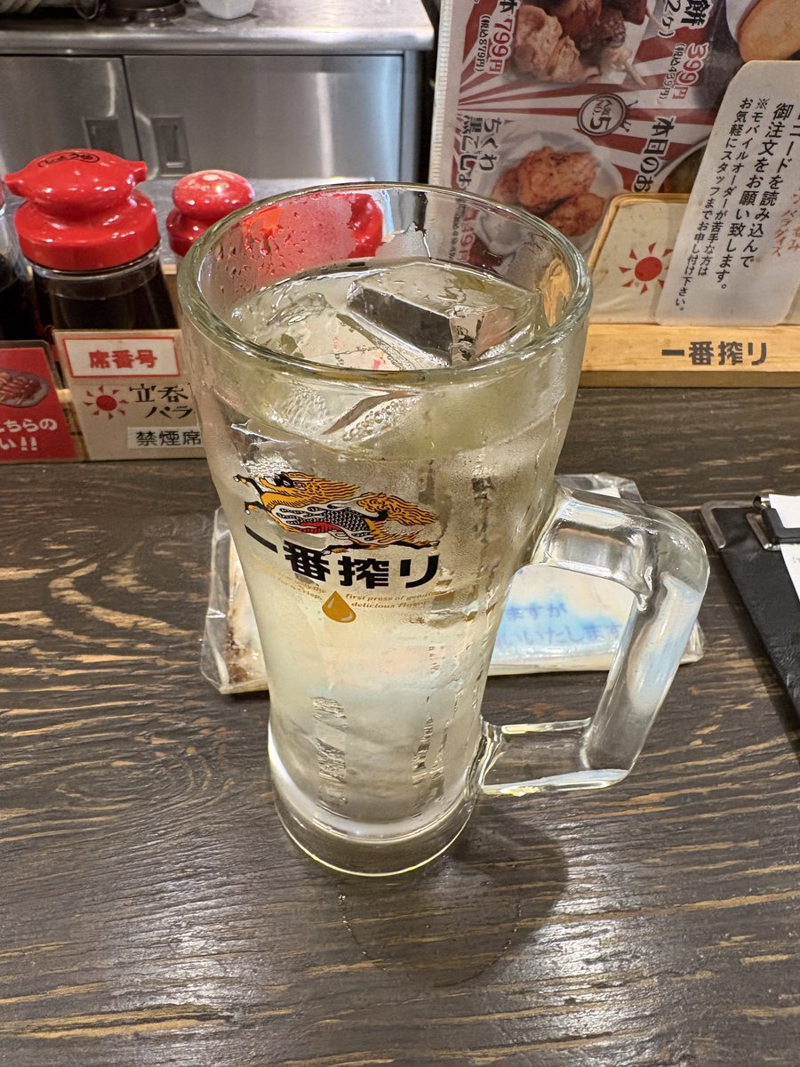 wingrass_b's tweet photo. ダイエット中なので1人飲みも立ち飲み屋で
ハイボール、アテはマグロ、ササミ串、たたききゅうり https://t.co/vkQGBsnt4a