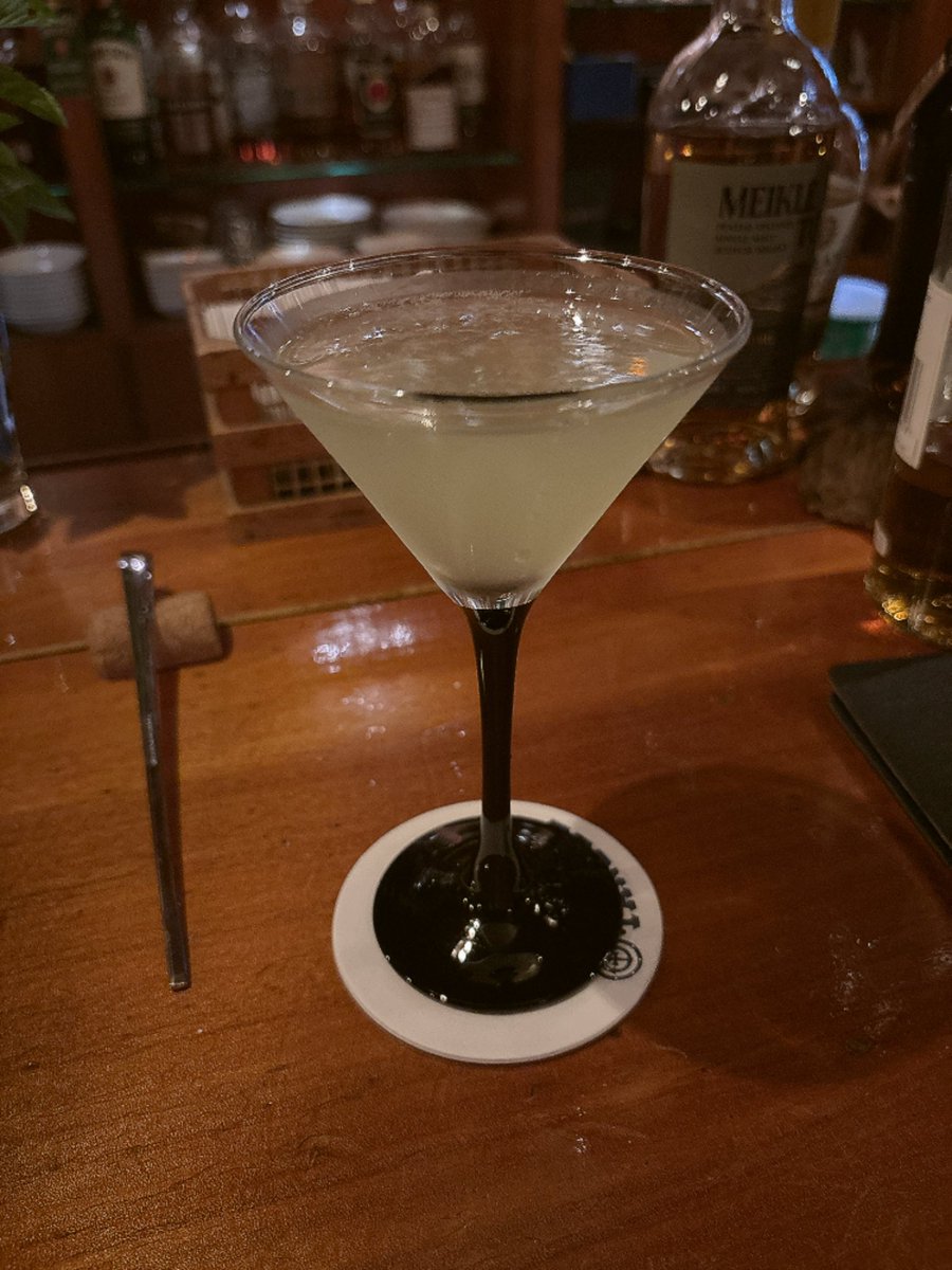 Baku_juniper's tweet photo. 今日も今日とてタンベーさんへ。
初夏にピッタリなモヒート、ハーバルながらジュニパーを感じるアラスカ、樽出しながらしっかりピートを感じるダークチョコレートのような後味のボウモア12年。
毎回似たようなラインナップですが、この組み合わせが個人的に間違いないんですよね。 https://t.co/0gcudooG2d