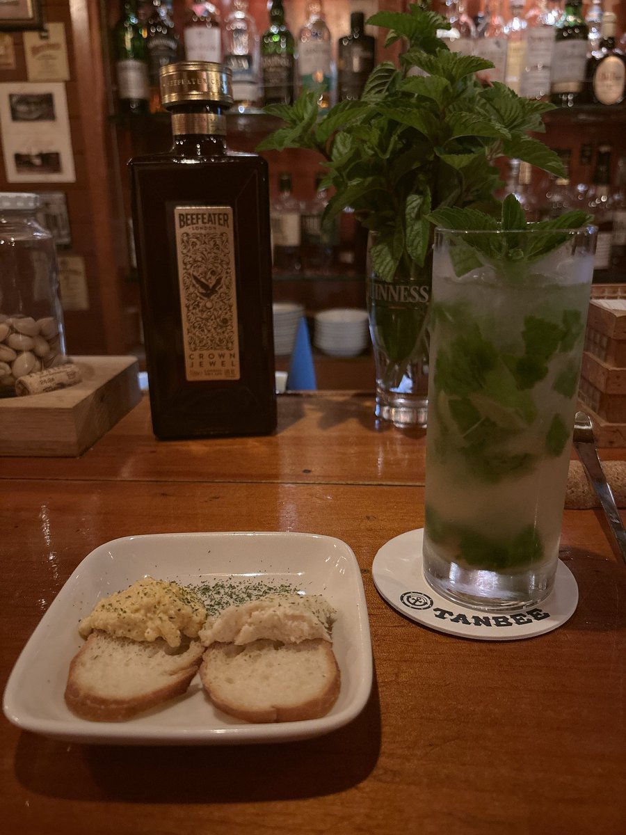 Baku_juniper's tweet photo. 今日も今日とてタンベーさんへ。
初夏にピッタリなモヒート、ハーバルながらジュニパーを感じるアラスカ、樽出しながらしっかりピートを感じるダークチョコレートのような後味のボウモア12年。
毎回似たようなラインナップですが、この組み合わせが個人的に間違いないんですよね。 https://t.co/0gcudooG2d