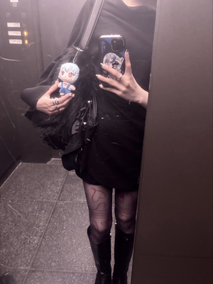 ____nijro's tweet photo. あなたは死なないわ、私が守るもの https://t.co/yTCCb5NGoN