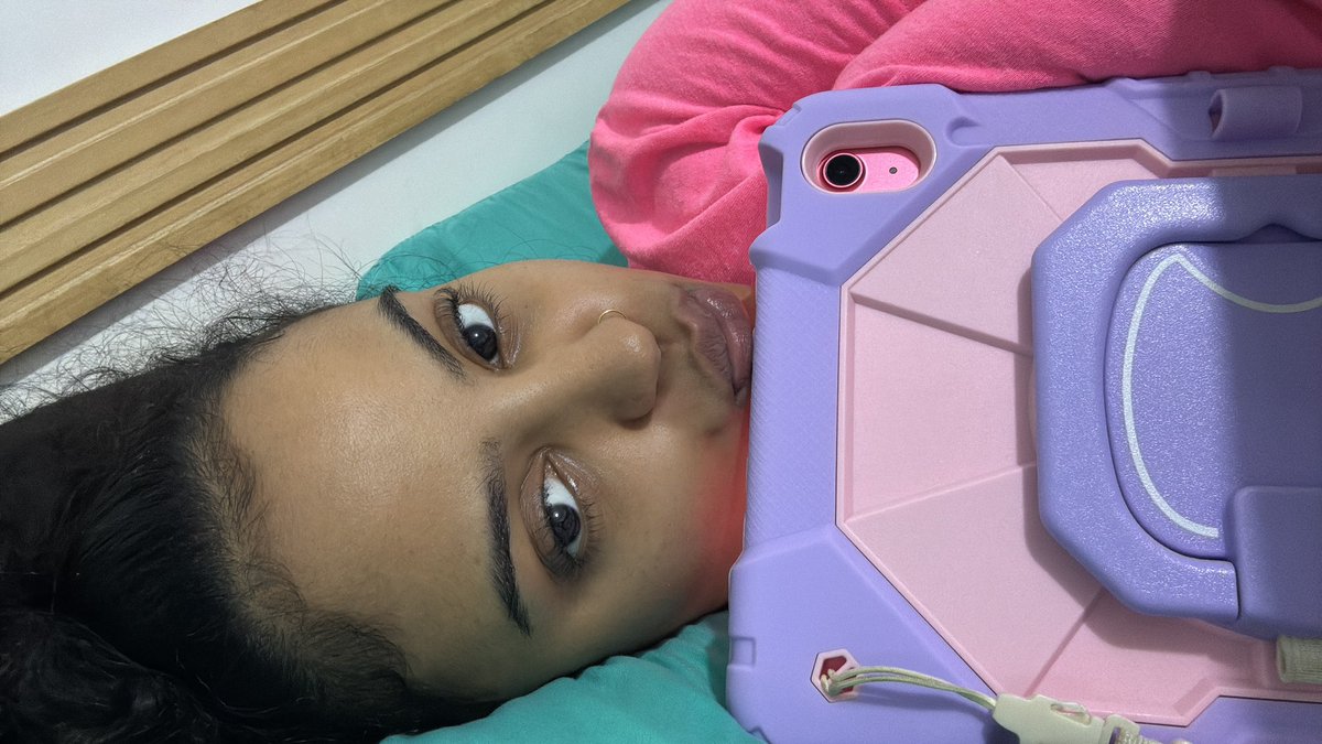incomingwarning's tweet photo. Im an #iPadQueen https://t.co/e0h7jrzDbl