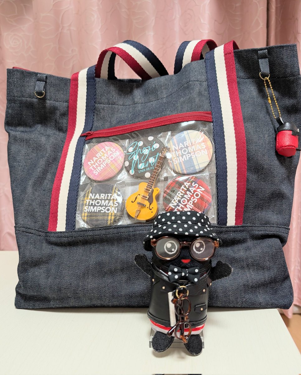 rubyrose730's tweet photo. 新着バケハ😍マジ多才！全てが可愛く愛おしい♥以前作って頂いたライブの推しバッグとともに♥クリアファイル入れもあったり超万能！散々迷って無理言って🇬🇧イメージした最高にお気に入りのバッグです。のみそもちゃん、本当にありがとうごさいます🙏 https://t.co/HYSlSf4d4r