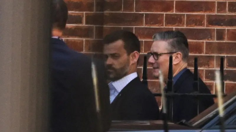 TRobinsonNewEra's tweet photo. Two-tier Keir sneaking out the back door of Downing Street this morning. 

His time is almost up ⌛️ https://t.co/ajFiCVWR5Q