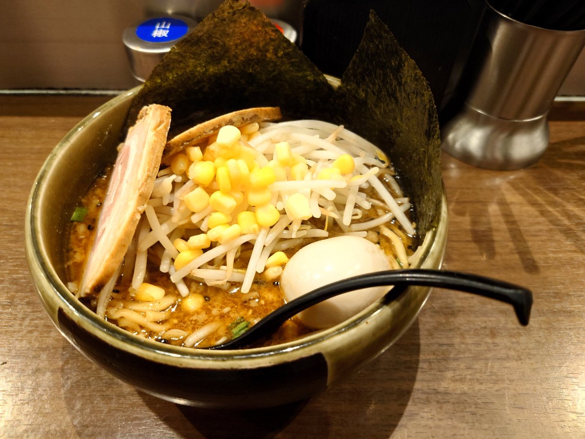 M_Blockflote's tweet photo. 会社飲み会終わったあとの締め味噌ラーメン https://t.co/7GiUvqgSoY