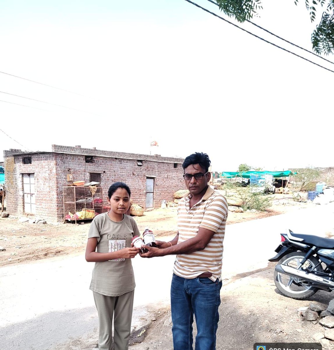 projsbadwani's tweet photo. विश्व सिकल सेल दिवस के उपलक्ष में ऐड ऑन थेरेपी के रूप में आयुर्वेदिक औषधियो का वितरण सिकल सेल से प्रभावित रोगियों को जिले के आयुष चिकित्सा अधिकारी एवं पैरामेडीकल स्टॉफ द्वारा घर-घर जाकर किया गया.
#JansamparkMP
#Badwani https://t.co/LAqiuZOPH2