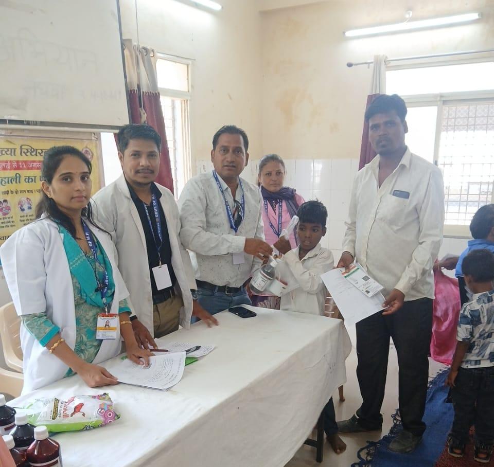 projsbadwani's tweet photo. विश्व सिकल सेल दिवस के उपलक्ष में ऐड ऑन थेरेपी के रूप में आयुर्वेदिक औषधियो का वितरण सिकल सेल से प्रभावित रोगियों को जिले के आयुष चिकित्सा अधिकारी एवं पैरामेडीकल स्टॉफ द्वारा घर-घर जाकर किया गया.
#JansamparkMP
#Badwani https://t.co/LAqiuZOPH2