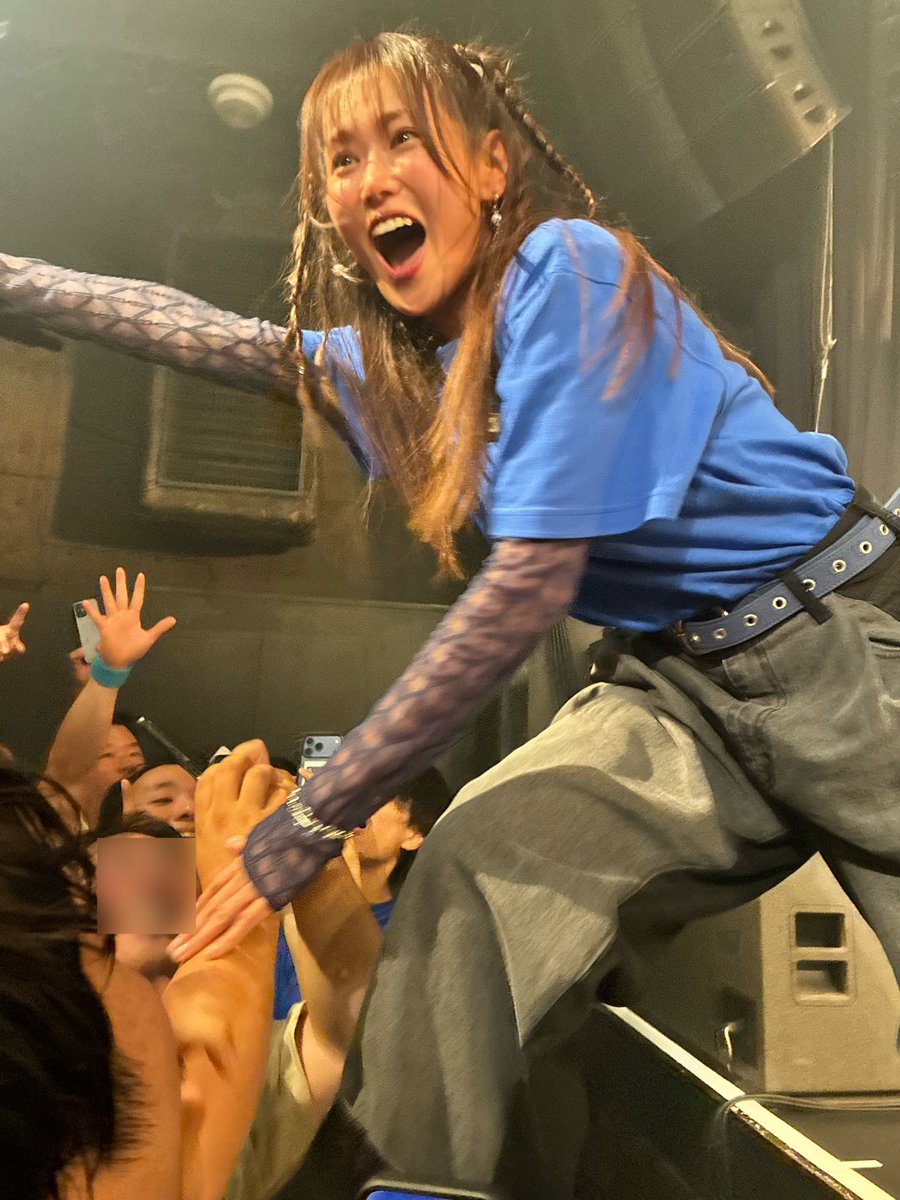 6th_TRUEth's tweet photo. 推しのワンマンライブを観に行ったら、柵に足をかけた後バランスを崩して、オタクに降り注ぐファンサを目撃してしまった僕の気持ちを140文字で述べよ(新作ラノベ)

#乱舞外伝名古屋
#TRUEさん https://t.co/5oqV5aNZxH