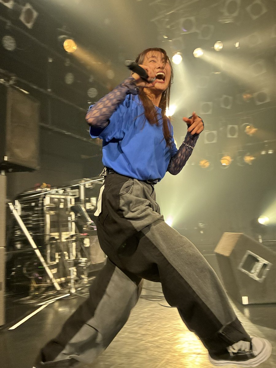 6th_TRUEth's tweet photo. 推しのワンマンライブを観に行ったら、柵に足をかけた後バランスを崩して、オタクに降り注ぐファンサを目撃してしまった僕の気持ちを140文字で述べよ(新作ラノベ)

#乱舞外伝名古屋
#TRUEさん https://t.co/5oqV5aNZxH