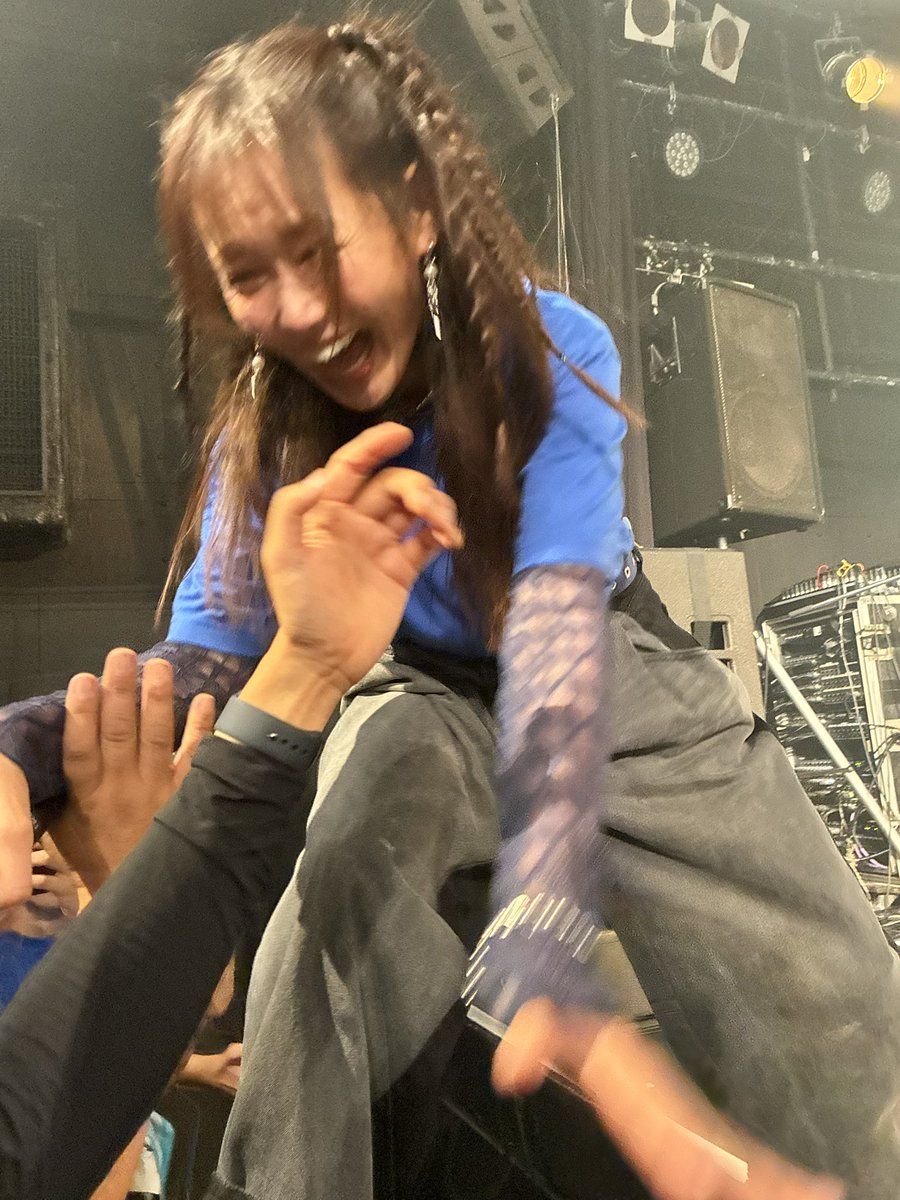 6th_TRUEth's tweet photo. 推しのワンマンライブを観に行ったら、柵に足をかけた後バランスを崩して、オタクに降り注ぐファンサを目撃してしまった僕の気持ちを140文字で述べよ(新作ラノベ)

#乱舞外伝名古屋
#TRUEさん https://t.co/5oqV5aNZxH
