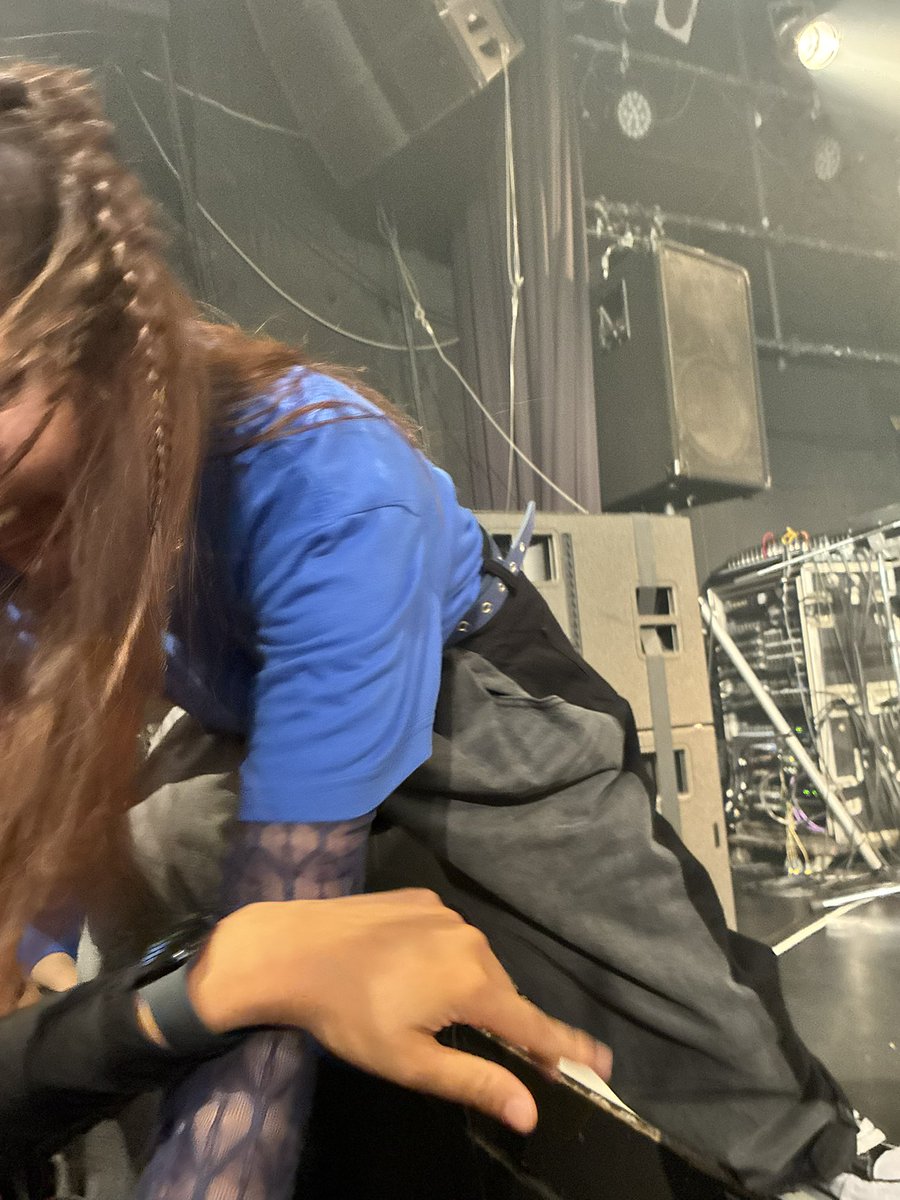 6th_TRUEth's tweet photo. 推しのワンマンライブを観に行ったら、柵に足をかけた後バランスを崩して、オタクに降り注ぐファンサを目撃してしまった僕の気持ちを140文字で述べよ(新作ラノベ)

#乱舞外伝名古屋
#TRUEさん https://t.co/5oqV5aNZxH