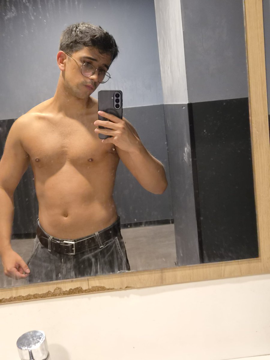Audendream55's tweet photo. No limpian el espejo del gym 🥸 https://t.co/H0mEstj9AC
