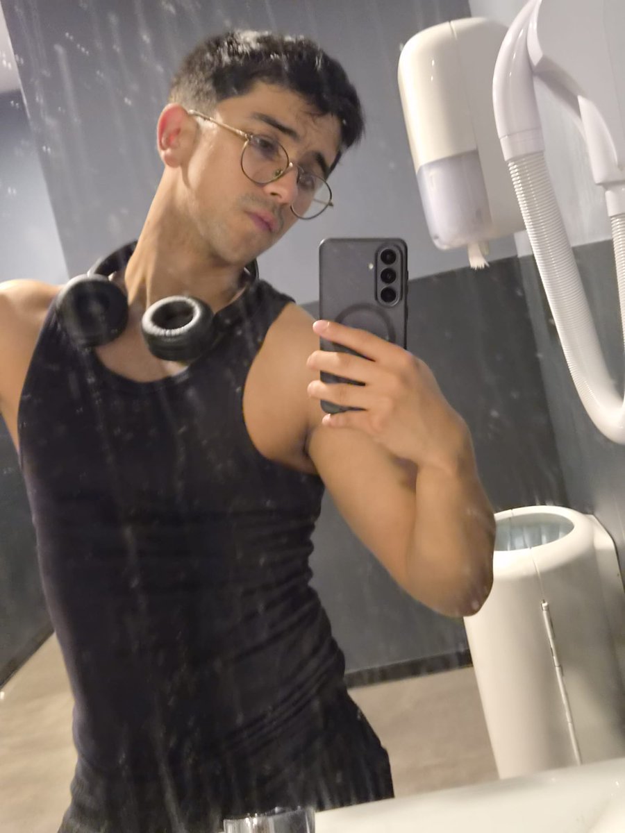 Audendream55's tweet photo. No limpian el espejo del gym 🥸 https://t.co/H0mEstj9AC