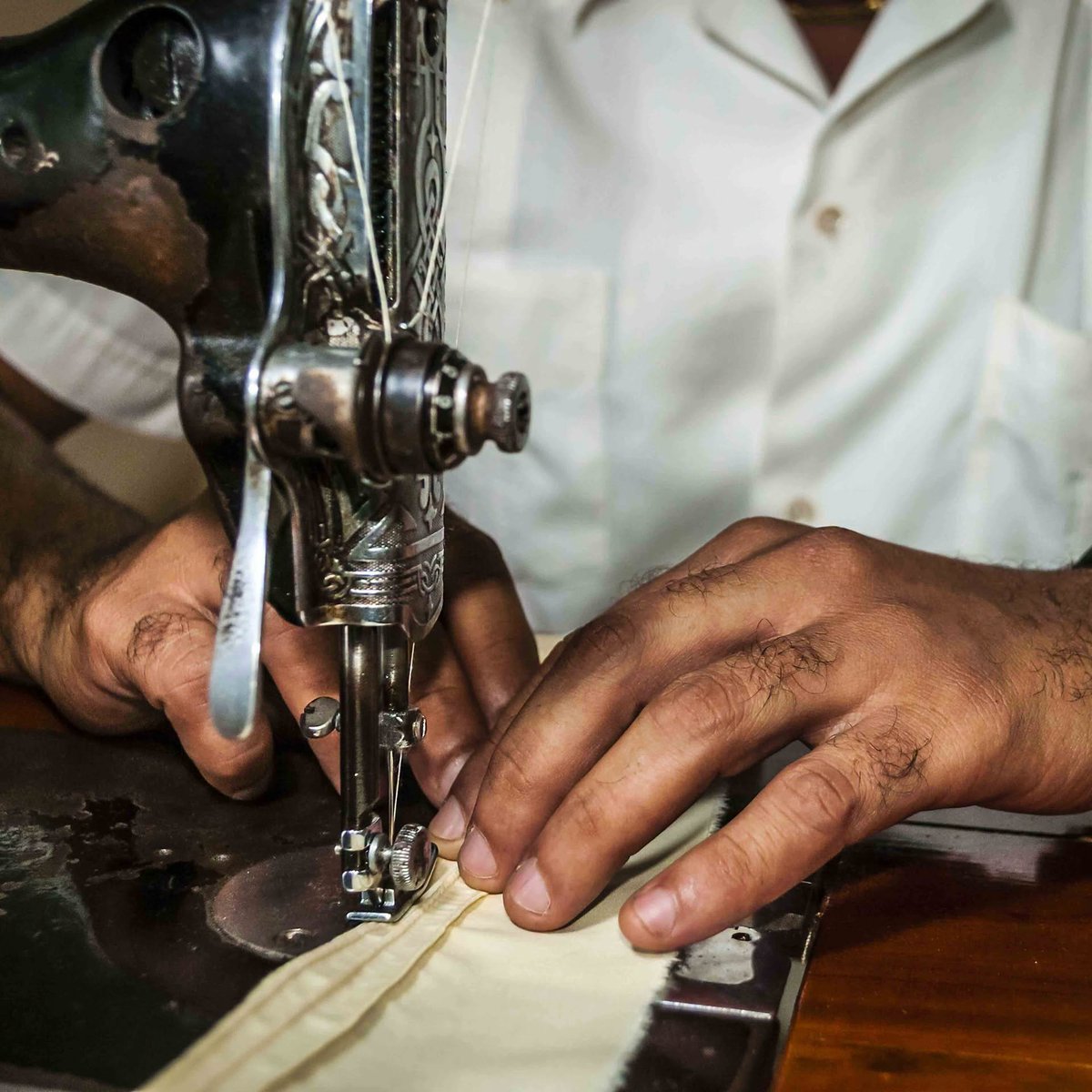embacubasen's tweet photo. ✨ La guayabera cubana es mucho más que una prenda: es identidad, elegancia y frescura tropical. Nacida en Sancti Spíritus 🇨🇺, se convirtió en un símbolo de la cultura nacional. Su historia se remonta al siglo XVIII. 💙👔. Un ícono que ha trascendido fronteras.

  #HechoEnCuba https://t.co/DGhMjbuMOU