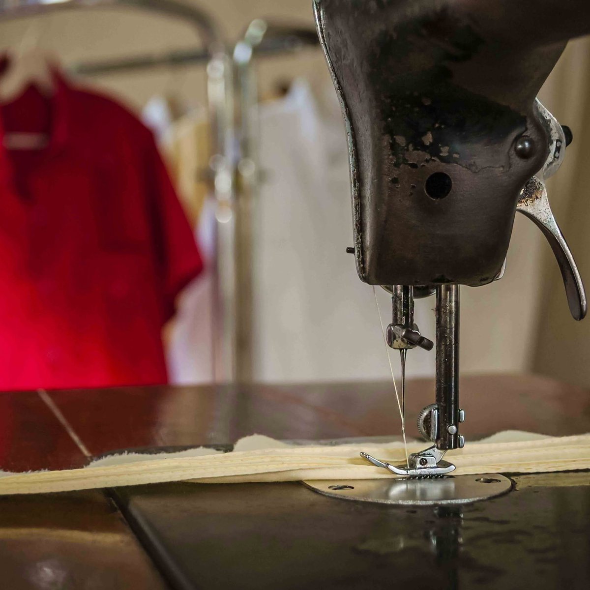 embacubasen's tweet photo. ✨ La guayabera cubana es mucho más que una prenda: es identidad, elegancia y frescura tropical. Nacida en Sancti Spíritus 🇨🇺, se convirtió en un símbolo de la cultura nacional. Su historia se remonta al siglo XVIII. 💙👔. Un ícono que ha trascendido fronteras.

  #HechoEnCuba https://t.co/DGhMjbuMOU