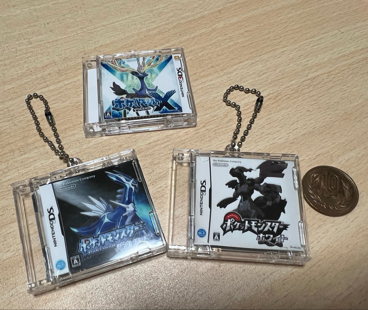 iw_1215's tweet photo. 買えなければ作ればいいのよ！！！
中にカセット入れてお守りみたいにした❣️
実際に遊べるカセットだから付けるの怖いけどね⁉️
プラチナ公式ないからプラチナも作れちゃうわよ‼️ https://t.co/ZUhgN31b1W