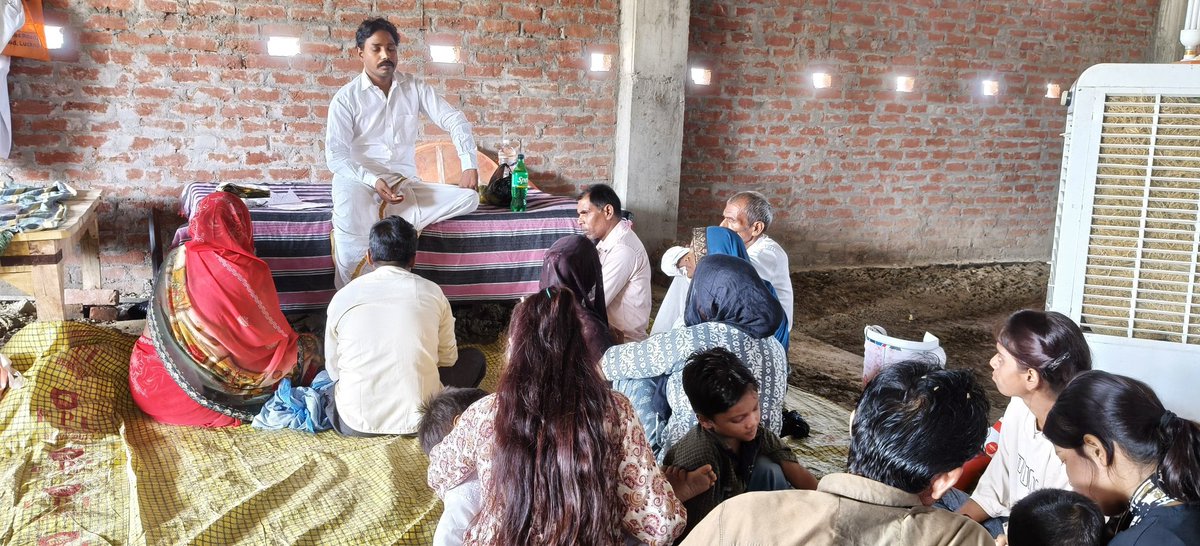 GurujeeL23057's tweet photo. तत्वदर्शी सम्यक महाराज जी ने कुछ शिष्यों से मिले और समाज के बारे में खुले शब्दों में बताएं कि समाज के दुख का कारण कोई और नहीं खुद समाज है और सत्ता परिवर्तन के भी बारे में समाज को जगाया
@ASP4UP @AzadSamajParty @BhimArmyChief https://t.co/mIb9mmtPaL