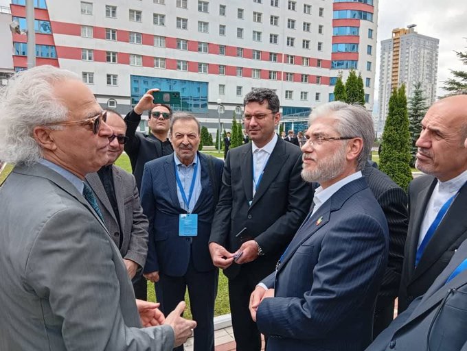 IranGov_ar's tweet photo. على هامش مشاركته في اجتماع وزراء منظمة شنغهاي في بيلاروسيا، تفقد وزير العلوم الإيراني حسين سيمايي واحة العلوم والتكنولوجيا في جامعة مينسك، واطلع على القدرات والأنشطة التكنولوجية للمجمع لبحث فرص التعاون الأكاديمي المشترك. #إيران #بيلاروسيا #تكنولوجيا #منظمة_شنغهاي https://t.co/yJAjCLJGEc