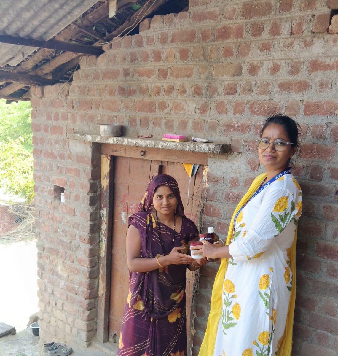 projsbadwani's tweet photo. विश्व सिकल सेल दिवस के उपलक्ष में ऐड ऑन थेरेपी के रूप में आयुर्वेदिक औषधियो का वितरण सिकल सेल से प्रभावित रोगियों को जिले के आयुष चिकित्सा अधिकारी एवं पैरामेडीकल स्टॉफ द्वारा घर-घर जाकर किया गया.
#JansamparkMP
#Badwani https://t.co/LAqiuZOPH2