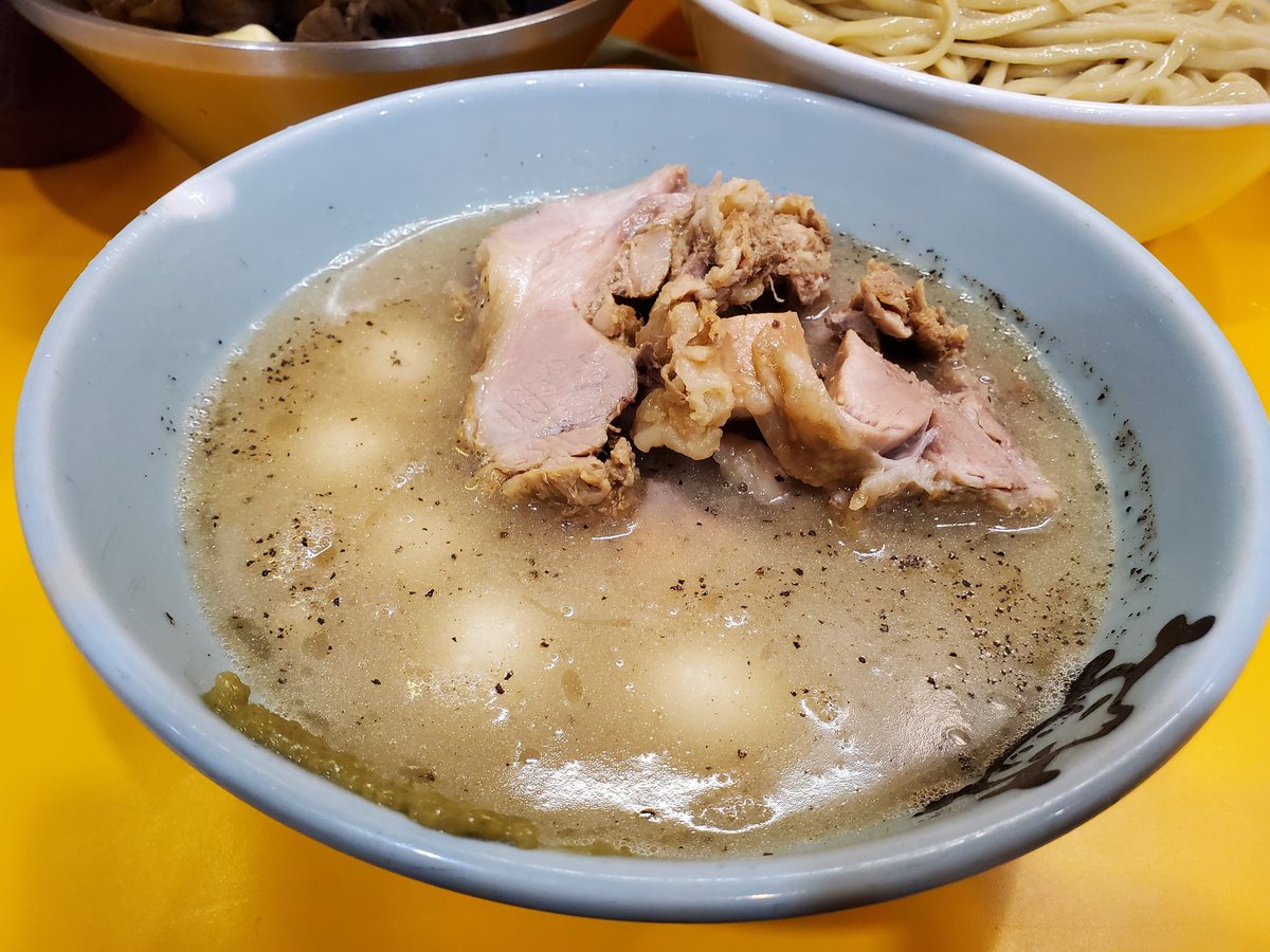 asakaraban's tweet photo. 「ラーメン二郎 八王子野猿街道店2」
大なみのりつけ麺+ウズラ+キクラゲバター、コールはヤサイぬき

今季ラストライドは久々に大つけ麺をヤサイぬきで敢行。やっぱりなみのりはつけのほうが好きかな。キクラゲは前回より量がマシマシに。潮の旨味を堪能、ごちそうさまでした。 https://t.co/dGIvkylbSn