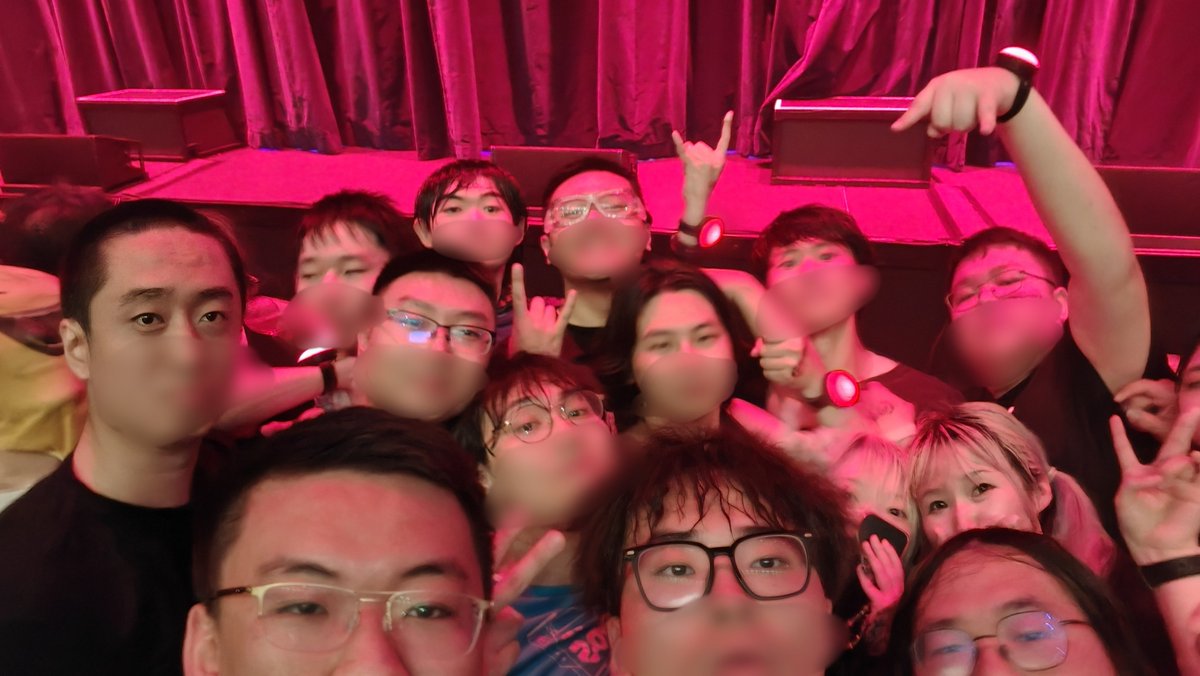 Xxenogenesis's tweet photo. りこちの歌声を浴びていると、頭のてっぺんが吹き飛ばされるような感覚になる。もう何かを考える余裕なんてなくて、ただ体が勝手に音楽に合わせて踊り出してしまう

明日はもっと熱くて、もっとぶっ飛んだ音楽でぶちのめしてくれ！

#Exitus_FINAL_DAY1 
#りこのトリコ https://t.co/tUVgwwgq97