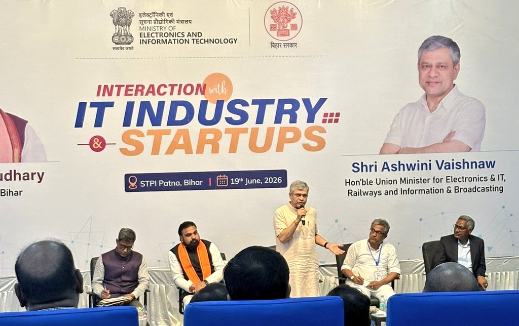 PIB_Patna's tweet photo. केंद्रीय मंत्री श्री @AshwiniVaishnaw ने आज #पटना स्थित सॉफ्टवेयर टेक्नोलॉजी पार्क ऑफ इंडिया (STPI) का दौरा किया।

इस दौरान उन्होंने आईटी स्टार्टअप्स के प्रतिनिधियों एवं शिक्षाविदों के साथ विशेष संवाद किया। इस मौके पर #बिहार के मुख्यमंत्री श्री @samrat4bjp भी मौजूद रहे। https://t.co/EUPG4vI4vv