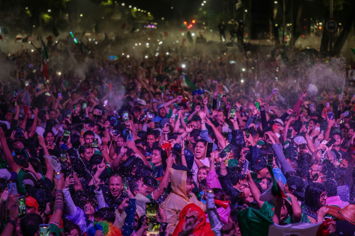 Hans2412's tweet photo. 🔴 MÁS DE 730 MIL PERSONAS CELERAN TRIUNFO DE MÉXICO CON SALDO BLANCO EN CDMX

Más de 730 mil personas participaron en los festejos por la victoria de México ante Corea del Sur en la Copa Mundial 2026, informó el Gobierno de la Ciudad de México. La celebración reunió a más de 200 mil aficionados en el Zócalo, 130 mil en los Festivales Futboleros y cerca de 400 mil en Paseo de la Reforma y el Ángel de la Independencia. 

Las autoridades reportaron saldo blanco, con atención médica menor para nueve personas y el traslado de una menor a un hospital. El operativo contó con más de 10 mil servidores públicos para garantizar la seguridad y el orden durante la jornada.

📸 Captura del video de Oscar Damián vía Instagram y del GCDMX