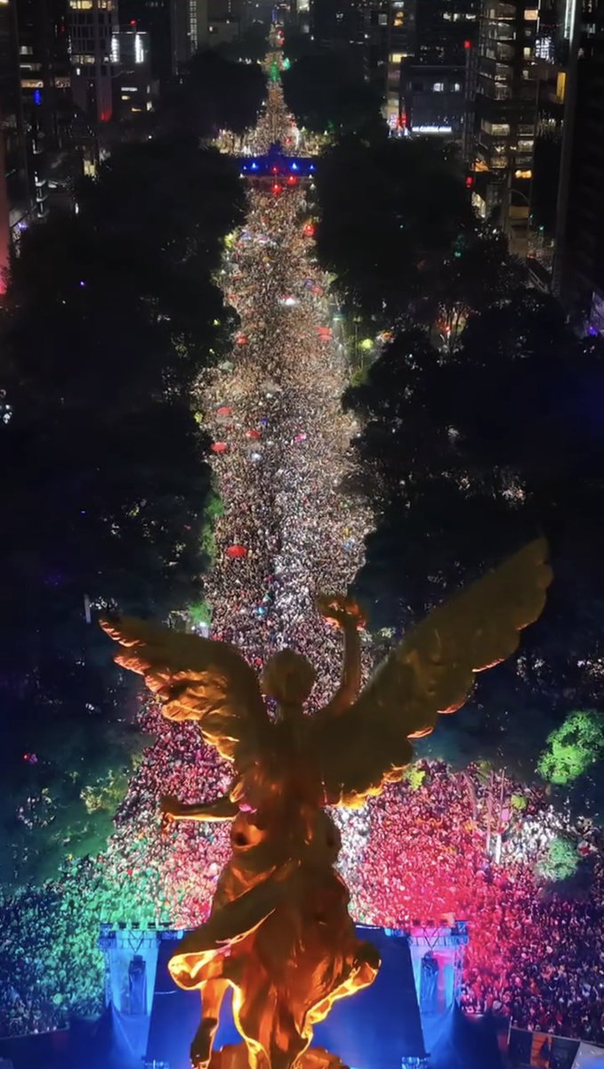 Hans2412's tweet photo. 🔴 MÁS DE 730 MIL PERSONAS CELERAN TRIUNFO DE MÉXICO CON SALDO BLANCO EN CDMX

Más de 730 mil personas participaron en los festejos por la victoria de México ante Corea del Sur en la Copa Mundial 2026, informó el Gobierno de la Ciudad de México. La celebración reunió a más de 200 mil aficionados en el Zócalo, 130 mil en los Festivales Futboleros y cerca de 400 mil en Paseo de la Reforma y el Ángel de la Independencia. 

Las autoridades reportaron saldo blanco, con atención médica menor para nueve personas y el traslado de una menor a un hospital. El operativo contó con más de 10 mil servidores públicos para garantizar la seguridad y el orden durante la jornada.

📸 Captura del video de Oscar Damián vía Instagram y del GCDMX