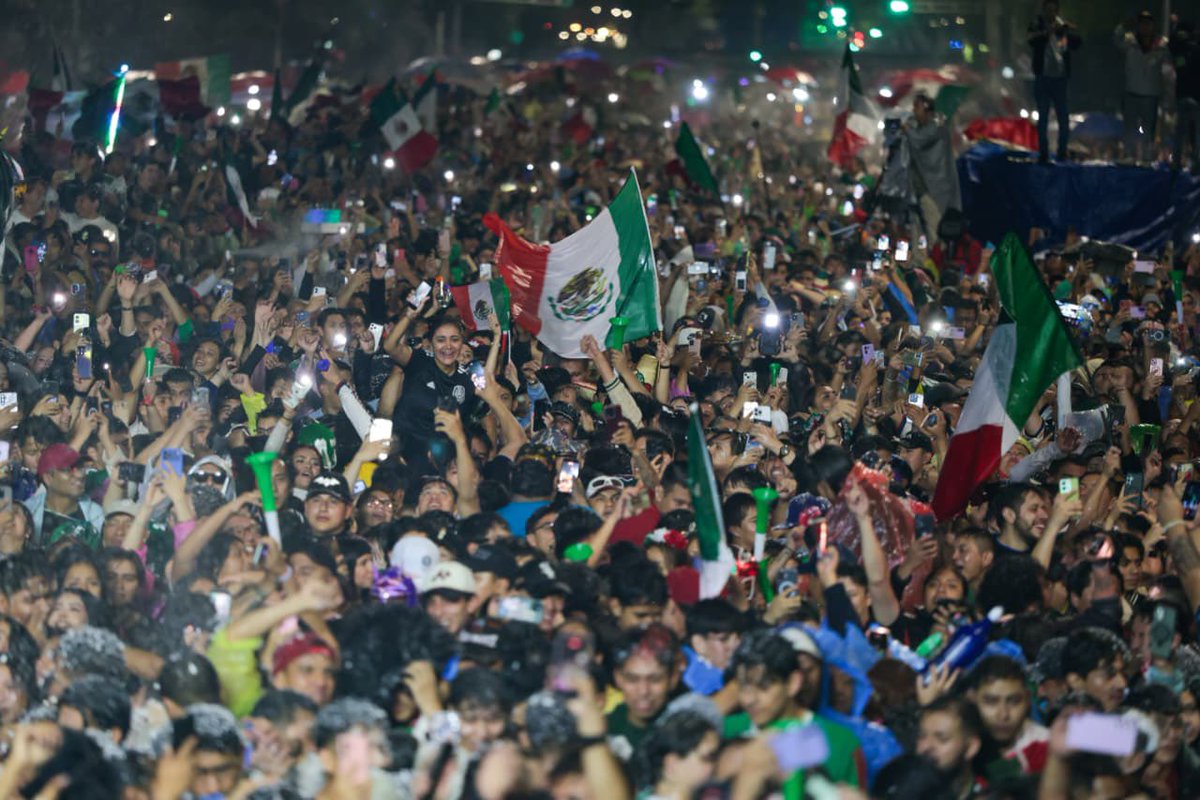 Hans2412's tweet photo. 🔴 MÁS DE 730 MIL PERSONAS CELERAN TRIUNFO DE MÉXICO CON SALDO BLANCO EN CDMX

Más de 730 mil personas participaron en los festejos por la victoria de México ante Corea del Sur en la Copa Mundial 2026, informó el Gobierno de la Ciudad de México. La celebración reunió a más de 200 mil aficionados en el Zócalo, 130 mil en los Festivales Futboleros y cerca de 400 mil en Paseo de la Reforma y el Ángel de la Independencia. 

Las autoridades reportaron saldo blanco, con atención médica menor para nueve personas y el traslado de una menor a un hospital. El operativo contó con más de 10 mil servidores públicos para garantizar la seguridad y el orden durante la jornada.

📸 Captura del video de Oscar Damián vía Instagram y del GCDMX