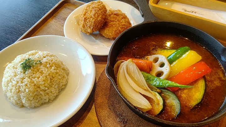 00Hwr's tweet photo. 百均で材料買うついでにスープカレー食べてきて、後は時間をかけてアクリルブロック切断してました
ようやく勇者ジョイくん完成ですよ😁
やはり顔が似てないけど推し様に乗っていただく台のお陰で良い感じに見えますよ🥰
#ジョイステ
#フィギュア
#自作フィギュア https://t.co/nMZZBhLiVh