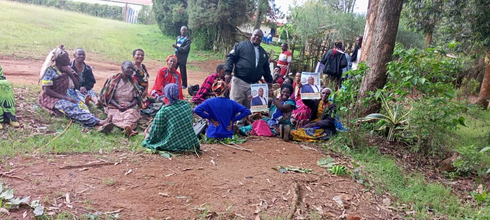 MageziHerbert's tweet photo. During my campaign for Member of Parliament for Rujumbura, I met this group of Bamukaka under Nyaka AIDS Foundation. They meet near Katurika SS in Buhunga S/c, it was such a pleasure to meet u senior citizens. You're forever in my heart and I'm looking forward to visiting you https://t.co/gyOBzUFuOw