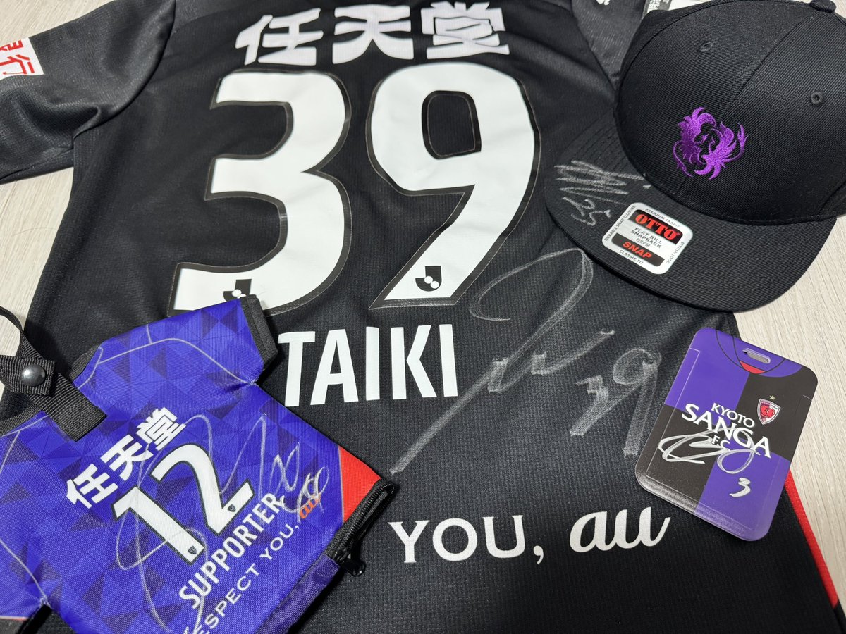 kskyo's tweet photo. 京都サンガアワードパーティ4選手のサインをもらい写真も撮らせていただきました📲

39 平戸 太貴　選手　ユニフォーム
25 尹 星俊　選手　キャップ
44 佐藤 響　選手　ペットボトルホルダー
3 麻田 将吾　選手　パスケース

平戸選手に恩師のポポヴィッチ新監督のもと活躍期待してますと伝えました😊 https://t.co/xBSMCPPmoH