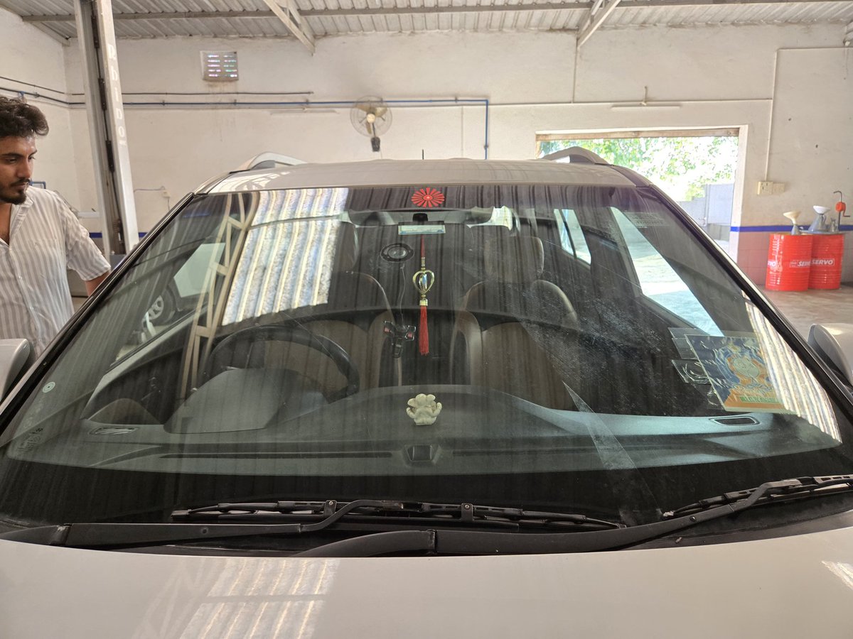 NDesai2000's tweet photo. @HyundaiIndia today again washing was carried out by Gautam Solanki..30 % water spots on glass still visible.Una Gujarat service center https://t.co/obzrsrKgEy