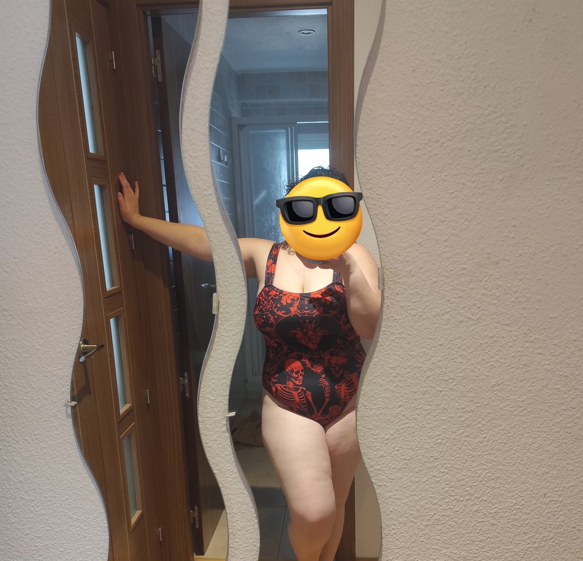 luciayumeno's tweet photo. No sé si me convence este bañador por delante porque me queda grande de abajo y pequeño de arriba pero me hace buen culo no sé k hacer https://t.co/3j9GwWcg1U
