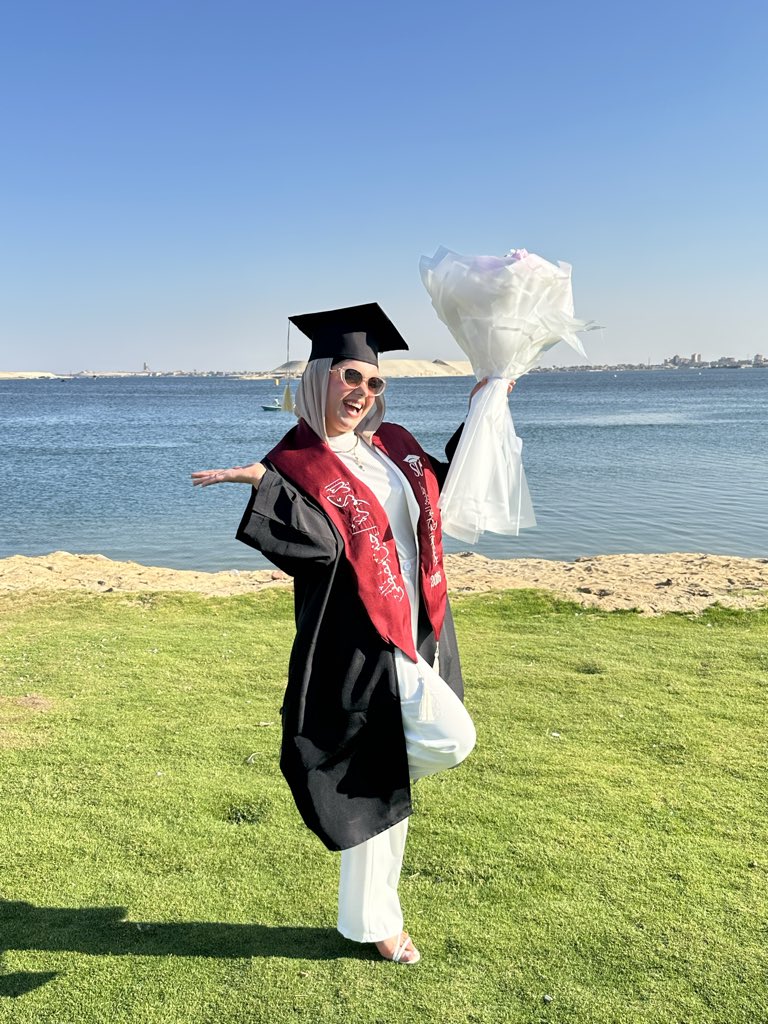 Haneennafea's tweet photo. A journey of 5 years is finally over🤍🎀🎓 https://t.co/cWpebXD5so