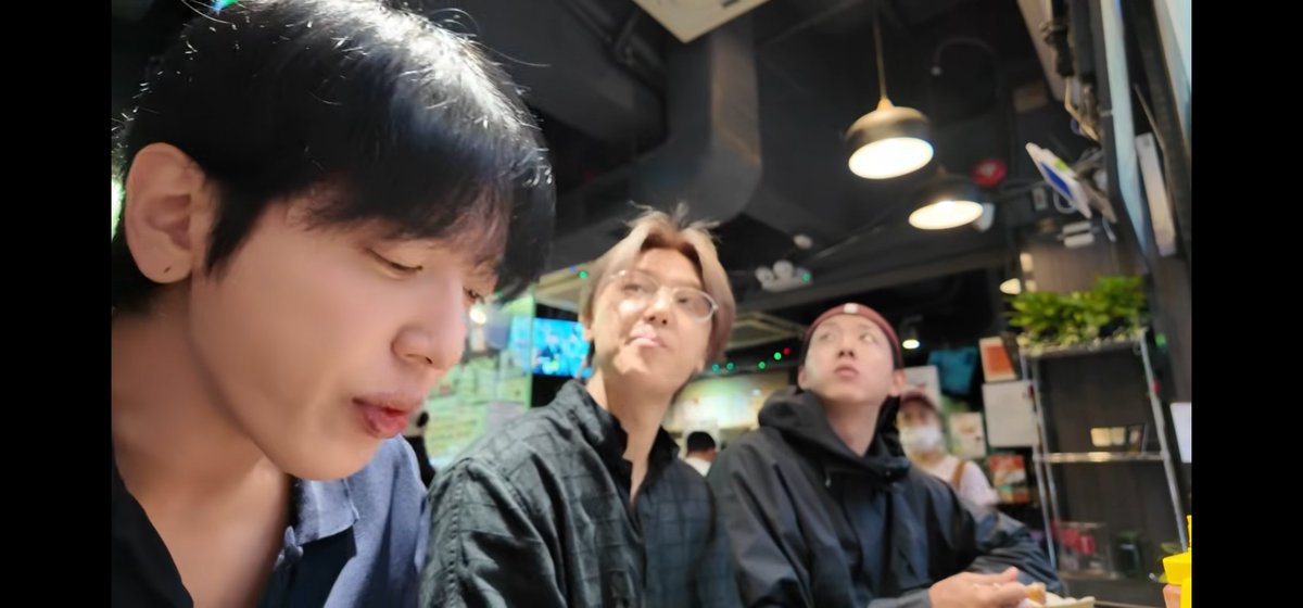 Mk_mk9889's tweet photo. @BookJYH เราชอบช็อตนี้ พี่แกดูกินแซ่บอยู่คนเดียว 😂 https://t.co/JDO0azm8ku