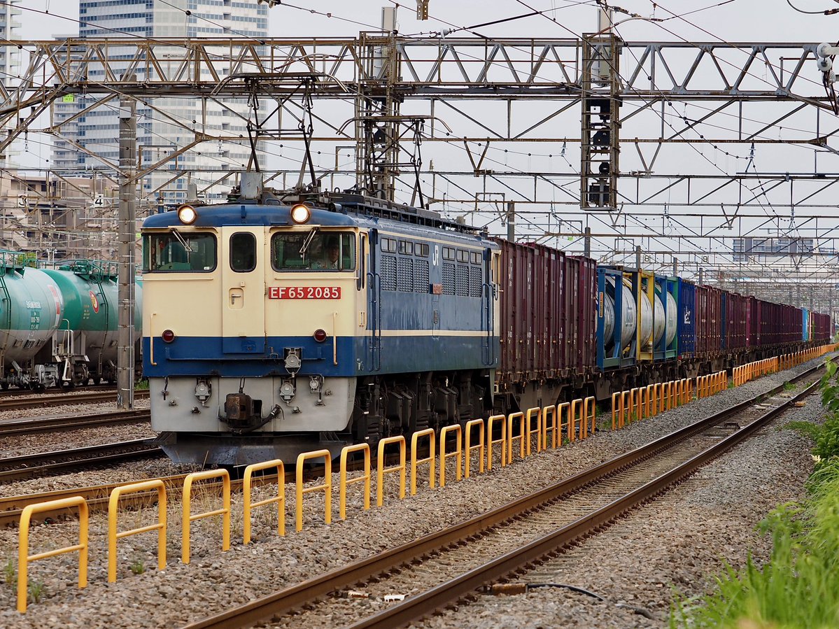 2026年6月19日 新A137仕業 79レ EF65 2085（代走） ＋ コキ 新鶴見信号