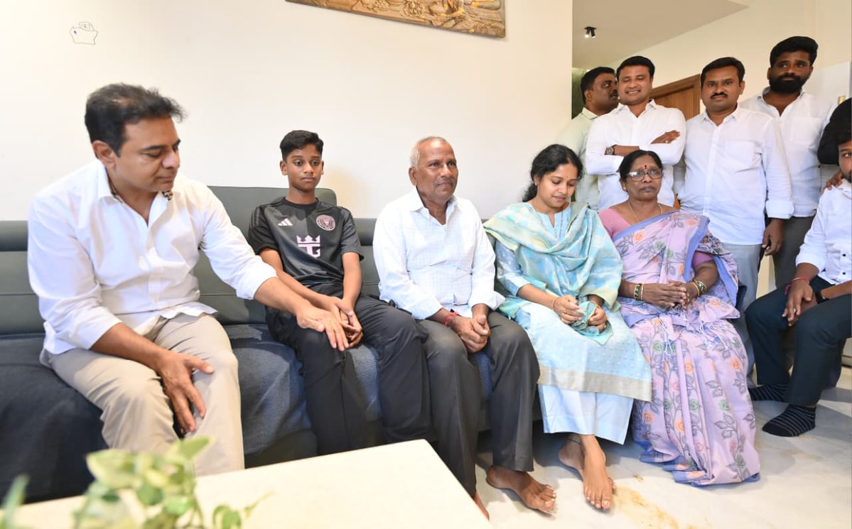 balkasumantrs's tweet photo. సింగరేణిలో జరిగిన అవినీతి, అక్రమాలను బయటపెట్టి ప్రభుత్వాన్ని ప్రశ్నించినందుకు మాజీ ఎమ్మెల్యే బాల్క సుమన్ పై అక్రమ కేసు పెట్టి జైల్లో నిర్బంధించిన కాంగ్రెస్.

ఇవాళ బాల్క సుమన్ ఇంటికి వెళ్లి వారి కుటుంబ సభ్యులను పరామర్శించి, ధైర్యం చెప్పిన బీఆర్ఎస్ వర్కింగ్ ప్రెసిడెంట్ కేటీఆర్. https://t.co/7JxnHbC5bv