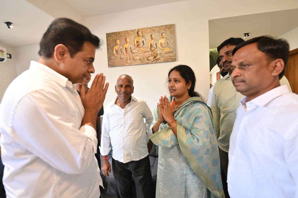 balkasumantrs's tweet photo. సింగరేణిలో జరిగిన అవినీతి, అక్రమాలను బయటపెట్టి ప్రభుత్వాన్ని ప్రశ్నించినందుకు మాజీ ఎమ్మెల్యే బాల్క సుమన్ పై అక్రమ కేసు పెట్టి జైల్లో నిర్బంధించిన కాంగ్రెస్.

ఇవాళ బాల్క సుమన్ ఇంటికి వెళ్లి వారి కుటుంబ సభ్యులను పరామర్శించి, ధైర్యం చెప్పిన బీఆర్ఎస్ వర్కింగ్ ప్రెసిడెంట్ కేటీఆర్. https://t.co/7JxnHbC5bv