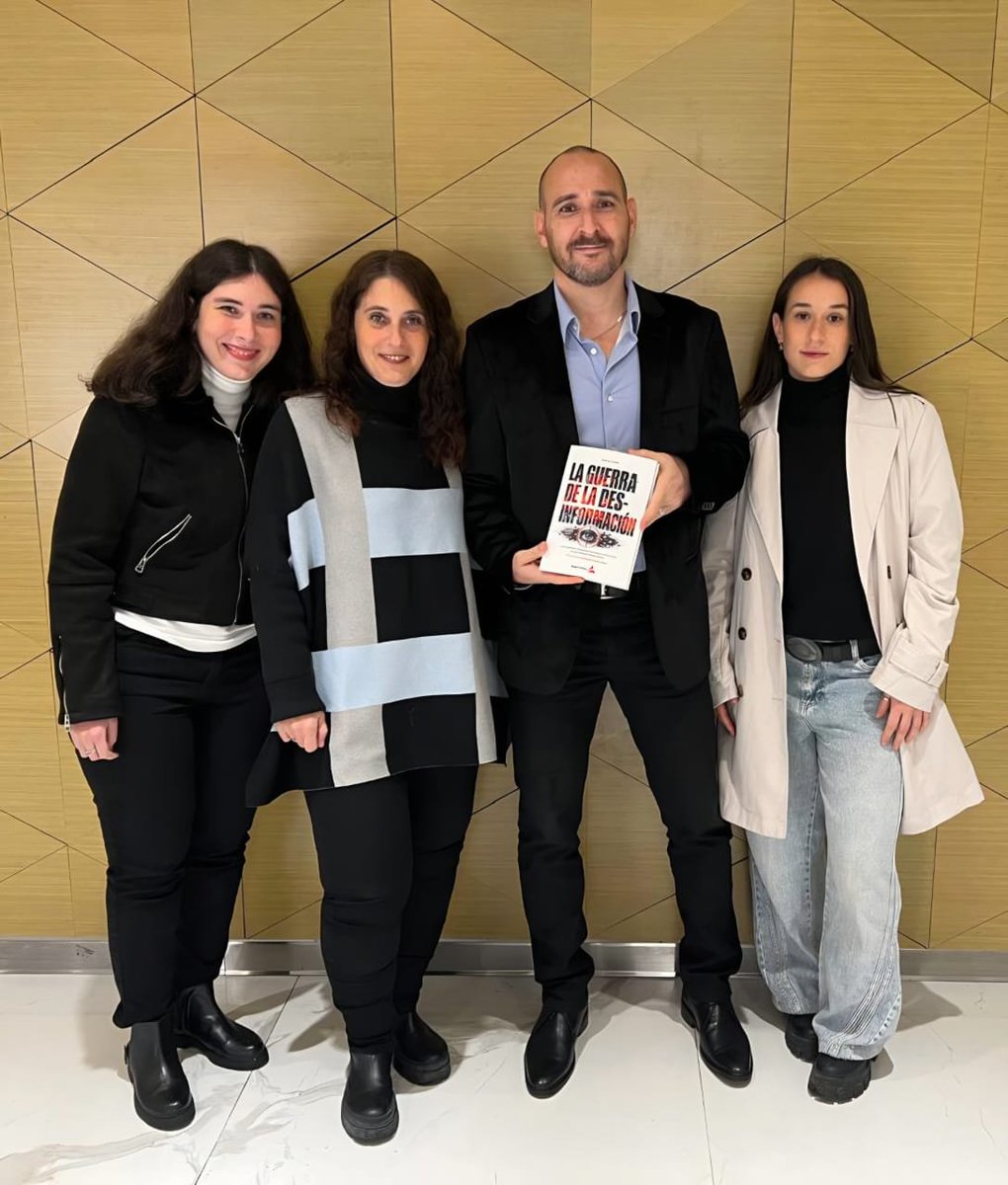 danilerer's tweet photo. Este libro es de ustedes.

Gracias por el respaldo incondicional. Por la paciencia, por el aguante y por bancarme cuando el camino se volvía más difícil. Y vaya que lo fue.

LAS AMO !!! https://t.co/uYcPPpcGOR