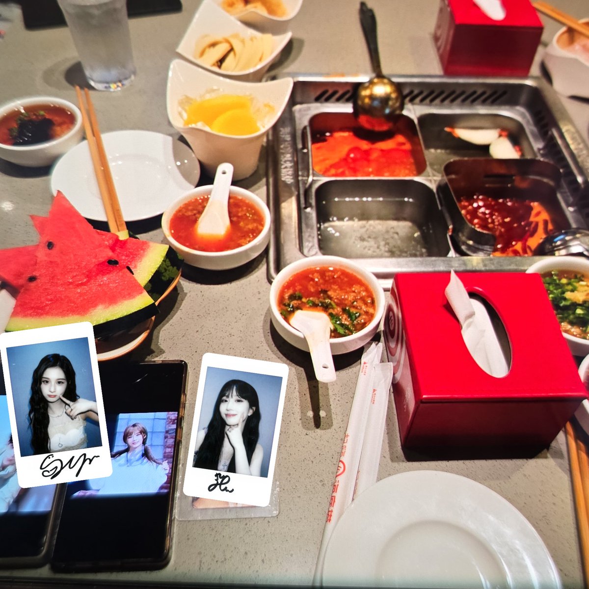 10000y_sy's tweet photo. 밥 먹을때도❤️ 신꾸할때도 엔믹스랑 ❤️ 
   ∧＿∧
（｡･ω･｡)つ━☆・*。
⊂  　 ノ 　     　+  。
　　　　　　  　  ・
　　　　　　　    ｡ﾟﾟ･｡･ﾟﾟ。
　　　　　　　　ﾟ。　 　｡ﾟ
　　　　　　　　　ﾟ･｡･ﾟ
#POCAALBUM_FAVESHOT_with_NMIXX  #지구를_벗어나도_다시_피어날_NSWER https://t.co/d50hwoHeMx