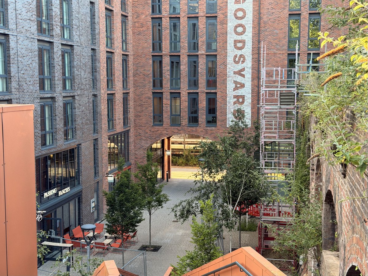 ReissOmari's tweet photo. First time looking around Goods Yard in the JQ, love seeing how many independents have opened so far, quite a few units still available too and a dedicated entrance into JQ tram/train station. 

Some finishing touches pending but a lovely area. More of this in Birmingham please! https://t.co/whlDvlgaZy