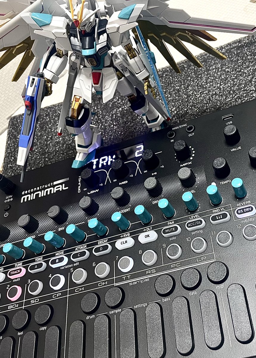 yumeyui's tweet photo. 自作カラーにカスタマイズしたマイティーストライクフリーダムガンダムと組み合わせ。
まずは見た目から…キャップにある丸い小さな目印にもワンポイント付けてみるのもよさそう。
#minimal 

ガンプラ塗装のいい所かも https://t.co/UbaHasuo5g