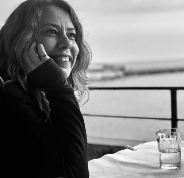 ermitaj's tweet photo. Bugün CHP’li Silifke Belediyesine düzenlenen operasyonda gözaltına alınan ve fotoğraftaki devrimci İmar Müdürü Şeyma Savar Demren, vatandaşların imar işlemlerini bilerek sürüncemede bırakıp rüşvete zorlamış.

Rüşvet vermeyi kabul edenler, parayı devrimci müdürün yeni devrimci kardeşi Hasan Devrim Savar'ın hesabına yatırmışlar. Kardeş Savar ise bu paraları Başkan Mustafa Turgut'a elden aktarmış.

Devrimci İmar Müdürü Şeyma Savar Demren, gözaltına alınmadan hemen önce Çinli yazar Mo Yan’ın “İri Memeler ve Geniş Kalçalar” isimli kitabını okuyormuş.

İşte bu entelektüel ve zarif devrimci kızcağız imar işi olan vatandaşın burnundan getirmiş.