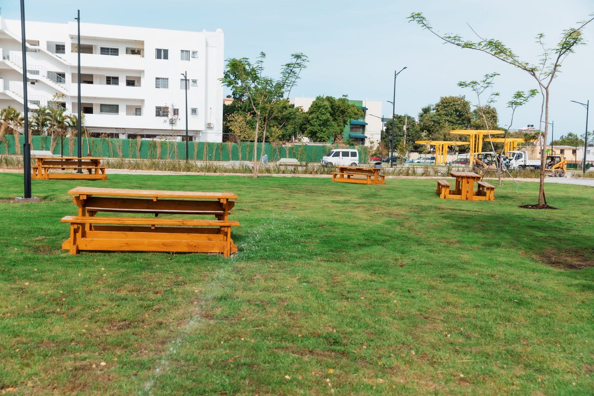 camilajazmin's tweet photo. Seguimos construyendo una ciudad más moderna, inclusiva y llena de oportunidades para todos. 💙🇩🇴

#Paseo30DeMayo #TransformandoRD #TeamYas https://t.co/94fWb8uvZR
