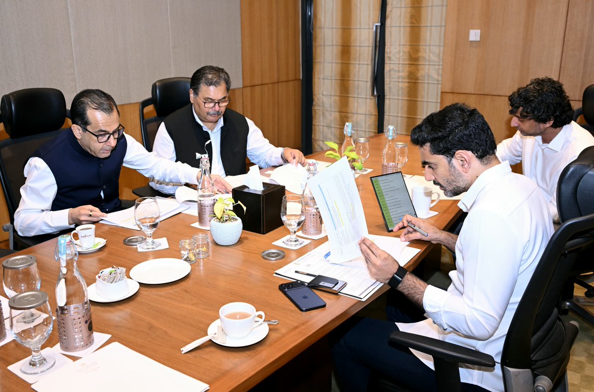 naralokesh's tweet photo. It was great to catch up with Mr. Sanjiv Puri, Chairman ITC Ltd. We spoke about their ongoing hospitality projects across the state and horticulture clusters being set up in Kuppam. We agreed on timelines and milestones for the next stage of projects.
#ChooseSpeedChooseAP 
#IndianChamberOfCommerce
