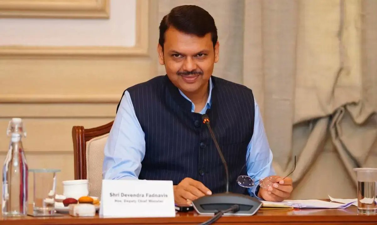 PrakashGade13's tweet photo. 'कोयले को, कोयला मत समजना...' 

असे म्हणत मुख्यमंत्री @Dev_Fadnavis  जी यांनी कोळशाच्या पारंपरिक प्रतिमेला छेद दिला. त्यांचे हे विधान केवळ एक घोषणा नसून, कोळशाला केवळ इंधन न मानता, त्यातून मूल्यवर्धित उत्पादने आणि स्वच्छ ऊर्जा निर्माण करण्याच्या दूरदृष्टीचे प्रतीक आहे. 

जागतिक स्तरावर नैसर्गिक वायूचे संकट गडद होत असताना, पंतप्रधान नरेंद्रजी मोदी यांच्या आत्मनिर्भर भारताच्या आवाहनाला प्रतिसाद देत, महाराष्ट्र सरकारने कोळसा गॅसीफिकेशन प्रकल्पांसाठी सामंजस्य करार (MoU) करणारा देशातील पहिले राज्य बनून 'संकटात संधी' शोधण्याचा आदर्श घालून दिला आहे. 

कोळसा गॅसीफिकेशन  हा भारताच्या ऊर्जा आणि औद्योगिक क्षेत्रातील एक अत्यंत महत्त्वाकांक्षी प्रकल्प आहे. काल महाराष्ट्रात या संदर्भात महत्त्वपूर्ण करार झाले असून, चंद्रपूर येथे दोन प्रकल्पांचे भूमिपूजन सुद्धा झालं आहे. 

सद्यस्थितीत जगभरात 'LPG' ऊर्जा संकट मोठ्या प्रमाणात 'आ' करून उभं आहे. त्यातल्या त्यात भारताची स्तिथी इतर राष्ट्राच्या तुलनेत खूप चांगली आहे, तरीही इंधनाच्या बाबतीत आत्मनिर्भर होण्याचा निर्धार केला आहे. 

कोळस्यापासून गॅस निर्मितीचे राज्याला तर फायदाच आहे त्याच बरोबर देशात इंधनाच्या बाबतीत मोठी क्रांती होणार आहे...

✅ आयात अवलंबित्व कमी करणे आणि परकीय चलनाची बचत
सध्या भारत पेट्रोकेमिकल्स, मिथेनॉल, अमोनिया आणि नैसर्गिक वायू यांसारख्या औद्योगिक कच्च्या मालासाठी मोठ्या प्रमाणावर आयातीवर अवलंबून आहे. 

कोळसा गॅसीफिकेशनमुळे या रसायनांचे देशांतर्गत उत्पादन शक्य होईल. एका अंदाजानुसार, या प्रकल्पांमुळे सुमारे १६,००० कोटी रुपयांच्या आयातीला पर्याय निर्माण होऊ शकतो, ज्यामुळे देशाच्या परकीय चलनाची मोठी बचत होईल

✅ भारताकडे कोळशाचा मोठा साठा उपलब्ध आहे. या देशांतर्गत संसाधनाचा वापर करून ऊर्जा आणि रसायने निर्माण केल्याने देशाची ऊर्जा सुरक्षा बळकट होईल. यामुळे जागतिक बाजारातील इंधनाच्या किमतीतील चढउतारांचा भारतीय अर्थव्यवस्थेवरील परिणाम कमी होईल. 

✅ महाराष्ट्रातील चंद्रपूर येथे सुरू होणाऱ्या दोन प्रकल्पांमध्ये १०,००० कोटी रुपयांहून अधिक गुंतवणूक केली जात आहे. यातून २,००० हून अधिक थेट रोजगार आणि त्याहून पाच पट अधिक अप्रत्यक्ष रोजगार निर्माण होण्याची अपेक्षा आहे. यामुळे स्थानिक अर्थव्यवस्थेला मोठी चालना मिळेल.

✅ या प्रक्रियेतून मिळणाऱ्या सिंथेसिस गॅसचा वापर खते युरिया, अमोनियम नायट्रेट, खाणकाम, वस्त्रोद्योग आणि पॅकेजिंग यांसारख्या विविध क्षेत्रांसाठी आवश्यक रसायने बनवण्यासाठी होतो. यामुळे कोळशाचे केवळ इंधन म्हणून न वापरता त्याचे मूल्यवर्धन होते.

थोडक्यात सांगायचे तर, हे प्रकल्प सध्या प्राथमिक आणि उभारणीच्या टप्प्यात असून, आर्थिक वर्ष २०२९-३० पर्यंत ते पूर्ण क्षमतेने कार्यान्वित होण्याचे उद्दिष्ट ठेवण्यात आले आहे.

खालील कंपन्यांनी कोळस्यापासून गॅस निर्मितीसाठी महाराष्ट्रात गुंतवणूक केली आहे..

- वेस्टर्न कोलफिल्ड्स लिमिटेड आणि कोल इंडिया या कंपनीचा चंद्रपूर येथे प्लांट असणार आहे. ही कंपनी कोळस्या पासून सिंथेटिक नॅचरल गॅस बनवणार आहे.

- ग्रेटा एनर्जी अँड मेटल प्रायव्हेट लिमिटेड भद्रावती कंपनीचा चंद्रपूर येथे प्लांट असणार आहे.

-  न्यू एरा क्लीनटेक सोल्युशन प्रा. लि.

मुख्यमंत्री देवेंद्रजी फडणवीस यांच्या दूरदृष्टी आणि नेतृत्वामुळेच महाराष्ट्राने कोळसा गॅसीफिकेशनमध्ये हे ऐतिहासिक पाऊल उचलले आहे. त्यांच्या संकल्पनेतून साकारणारे हे प्रकल्प राज्याला ऊर्जा क्षेत्रात आत्मनिर्भर बनवून विकासाच्या नव्या वाटा उघडतील.