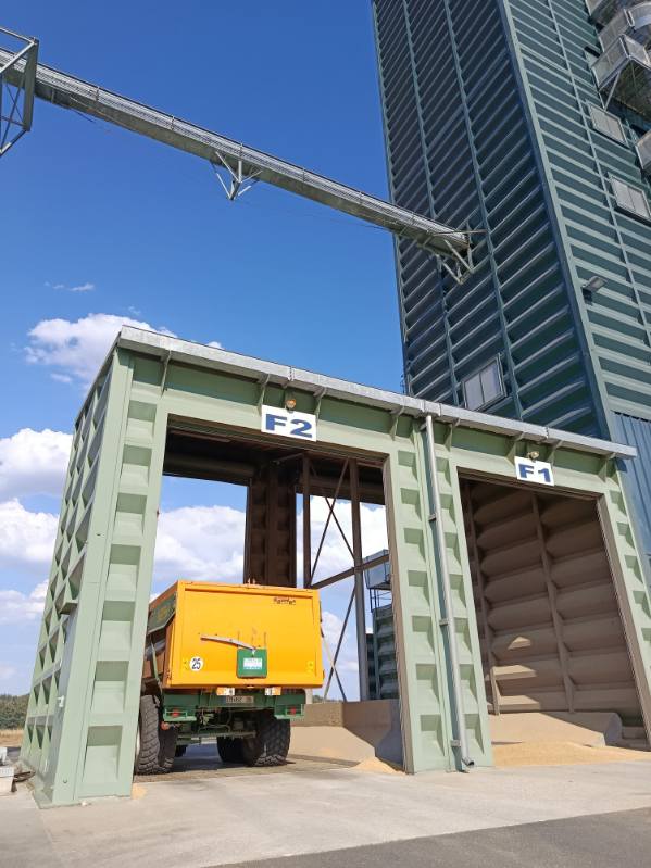 _AXEREAL's tweet photo. 📸 Aux silos comme dans les champs : à vos côtés pour cette moisson 2026.

Quelques photos reçues des équipes. 👀

Les battages et livraisons vont s'intensifier encore plus dans les prochains jours.

#PlusFortsEnCoop https://t.co/Vz4gdt1M90