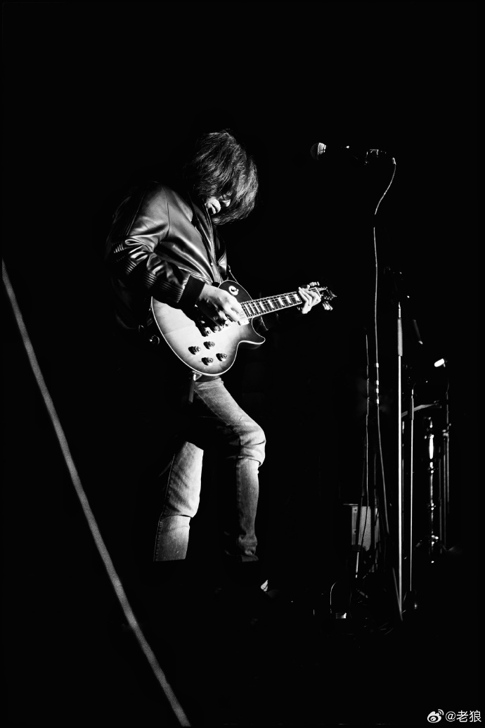 bococbl4's tweet photo. Just watched an amazing indie band live at the small venue—chills from their raw guitar solos all night! https://t.co/cd419gERFQ